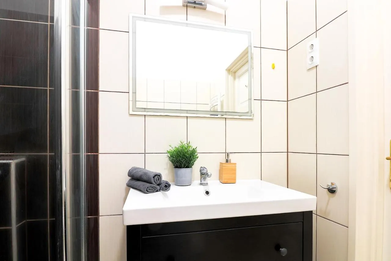 Downtown Quentin Apartment By Anna Budapest