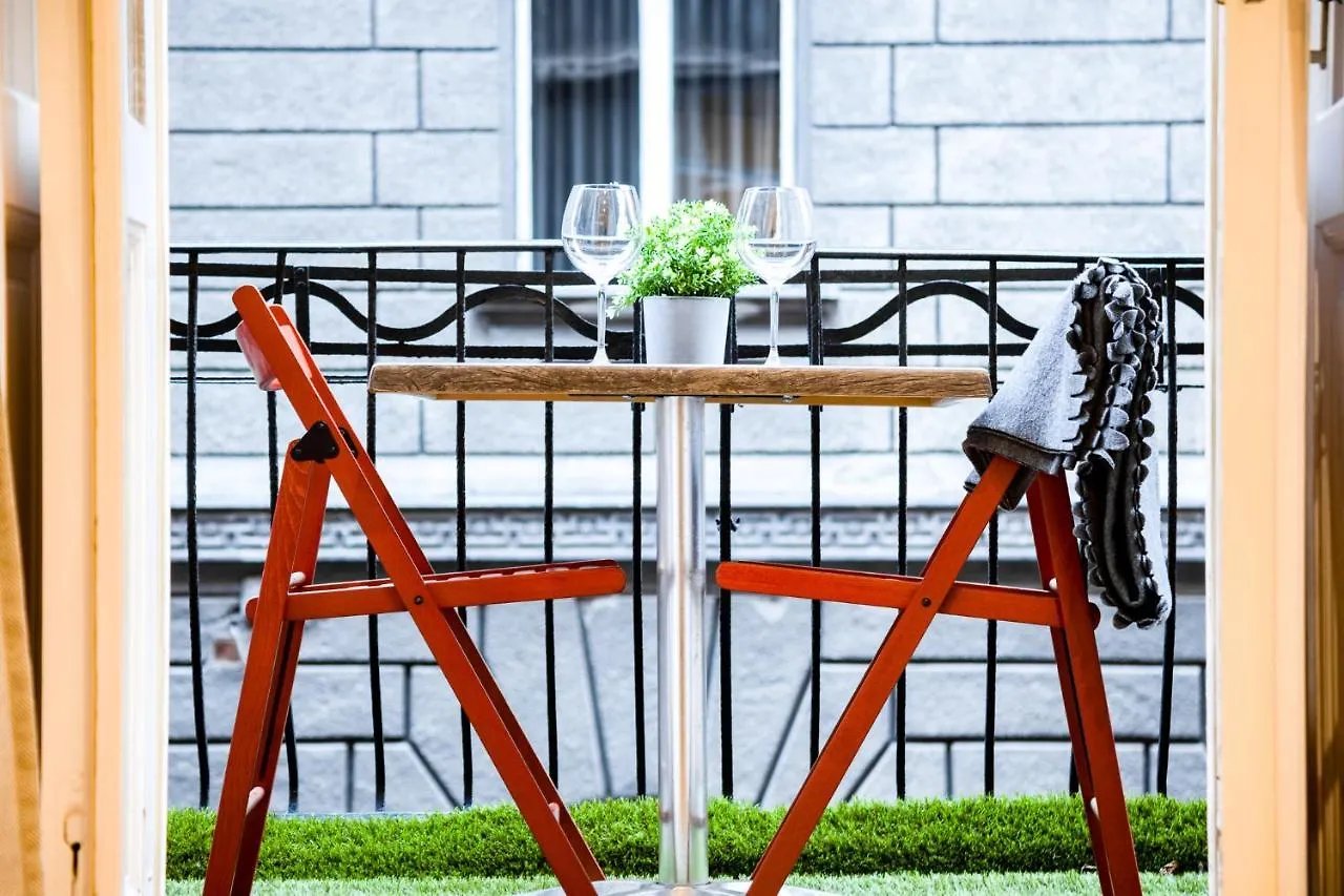 Downtown Quentin Apartment By Anna Budapest