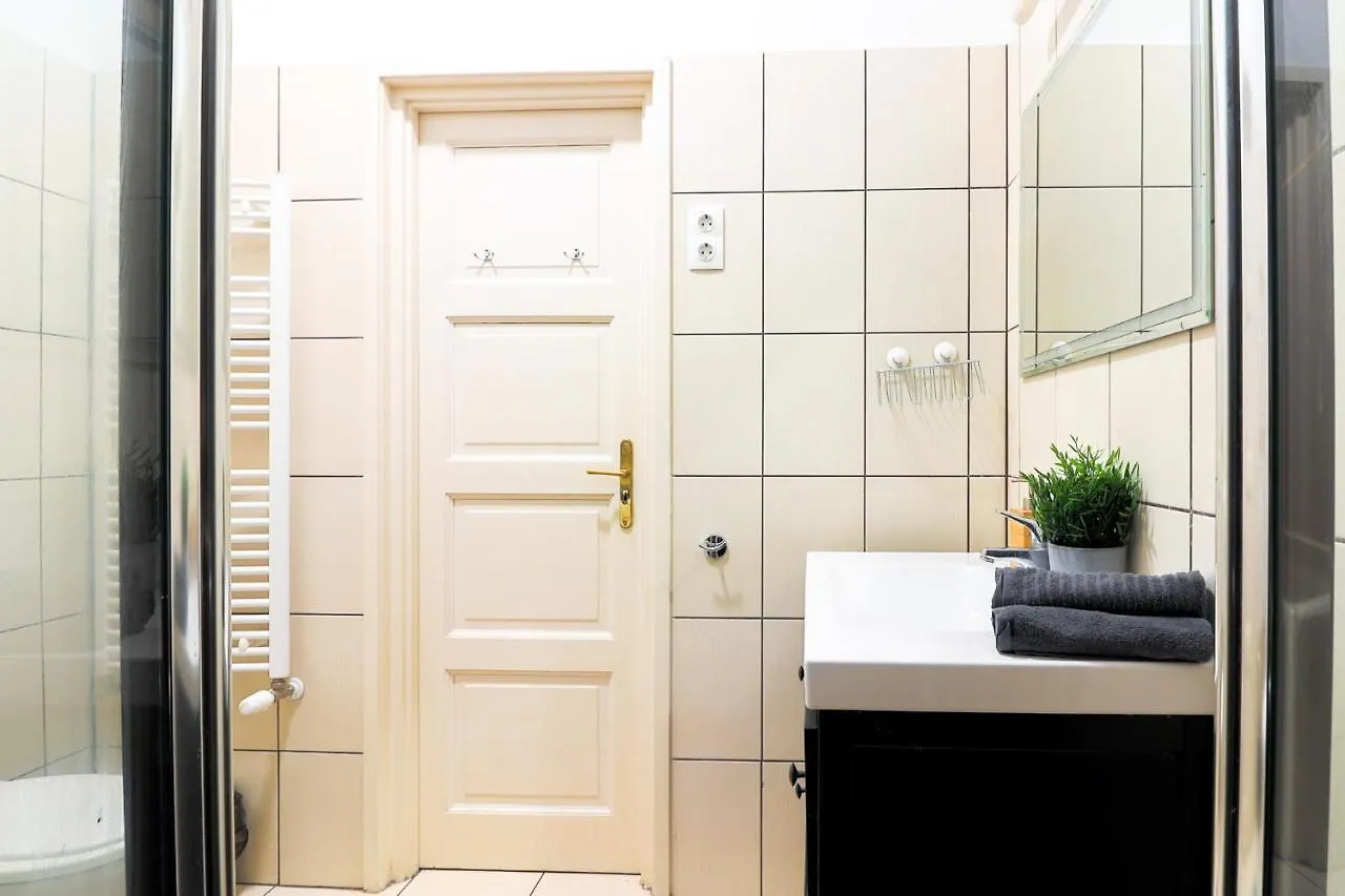 Downtown Quentin Apartment By Anna Budapest