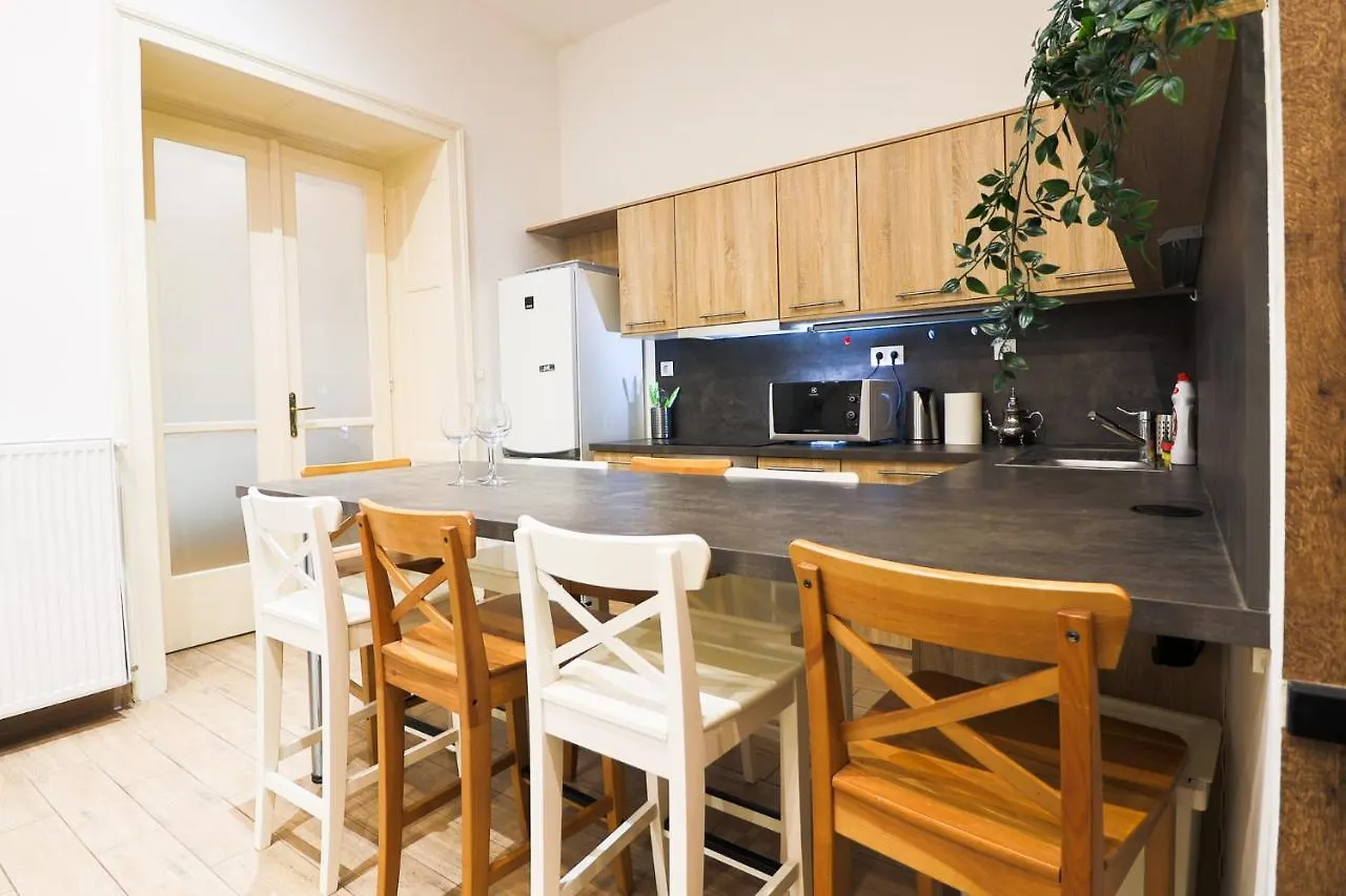 Downtown Quentin Apartment By Anna Budapest